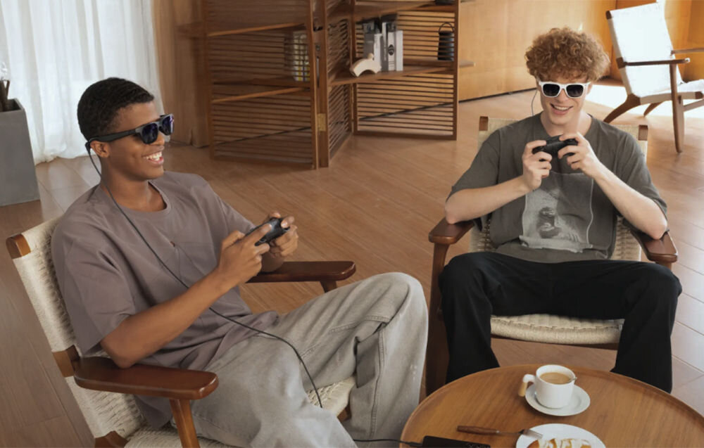 Okulary VITURE Pro XR Czarny mężczyźni grający na konsoli w pokoju na fotelach z założonymi okularami kompatybilność z urządzeniami USB-C laptop konsola smartfon Android Apple wygodne korzystanie z treści