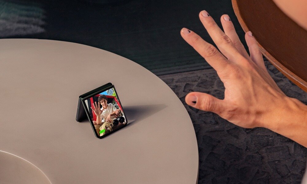 Smartfon MOTOROLA Razr 50 Ultra wideorozmowa na złożonym smartfonie funkcje