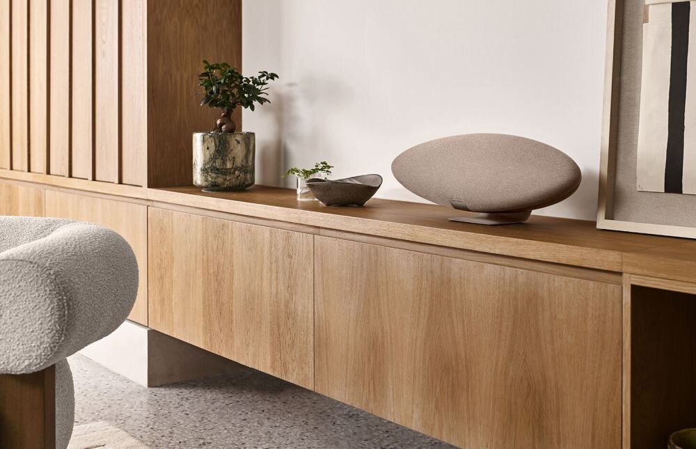Głośnik mobilny BOWERS & WILKINS Zeppelin Pro Edition - glosnik w otoczeniu domowym brzmienie dźwięk wysoka jakość brzmienie łączność połączenie ładowanie wizualne aplikacja
