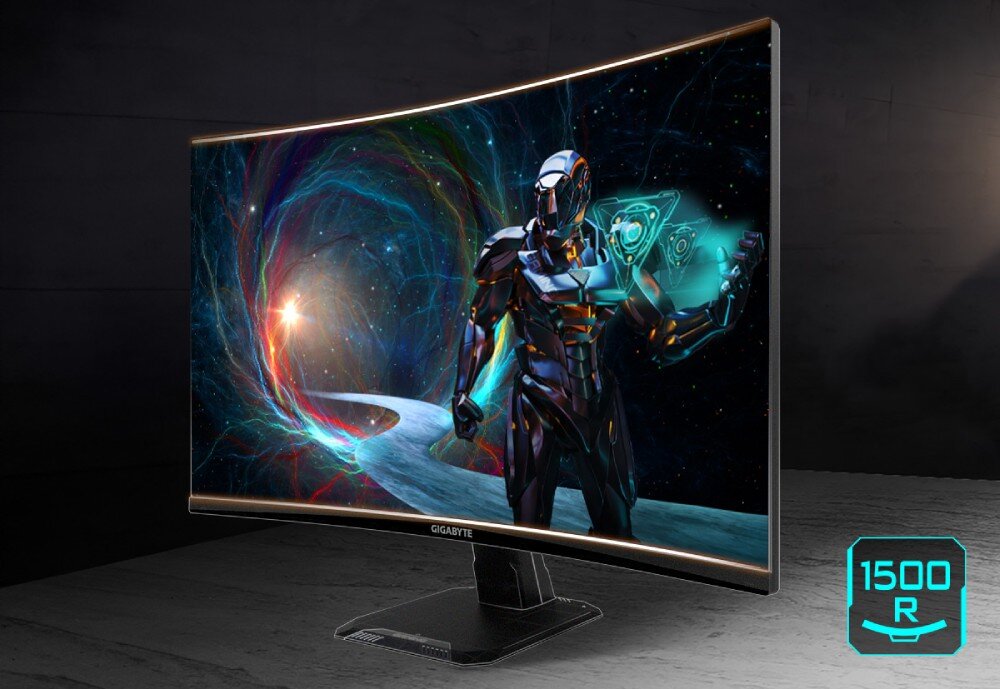 Monitor GIGABYTE GS27QCA Zakrzywiony monitor pokazujący tego samego robota na tle kosmicznej sceny z wirującym tunelem i jasnym punktem światła. W prawym dolnym rogu ikona z napisem '1500R', przekątna, zakrzywienie, promień