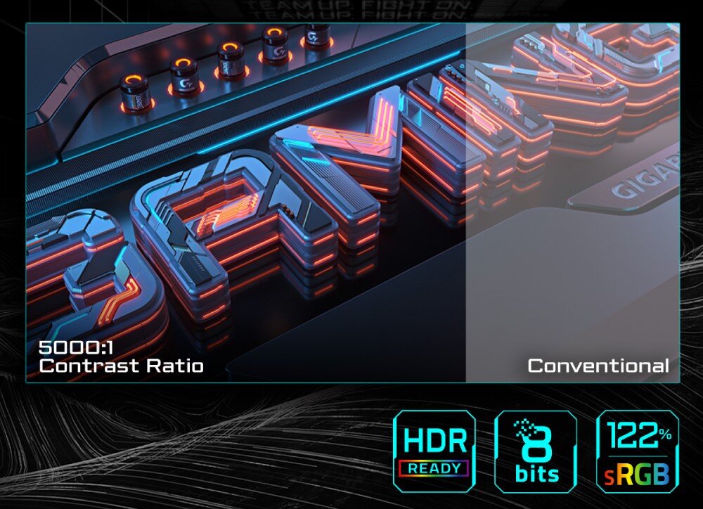 Monitor GIGABYTE GS27QCA Zbliżenie na napis 'GAMING' z podświetleniem RGB. Po lewej stronie wyraźny obraz z napisem '5000:1 Contrast Ratio', po prawej stronie ciemniejszy z podpisem 'Conventional'. Na dole ikony 'HDR Ready', '8 bits' i '122% sRGB', matryca, kontrast, kolory, głębia barw