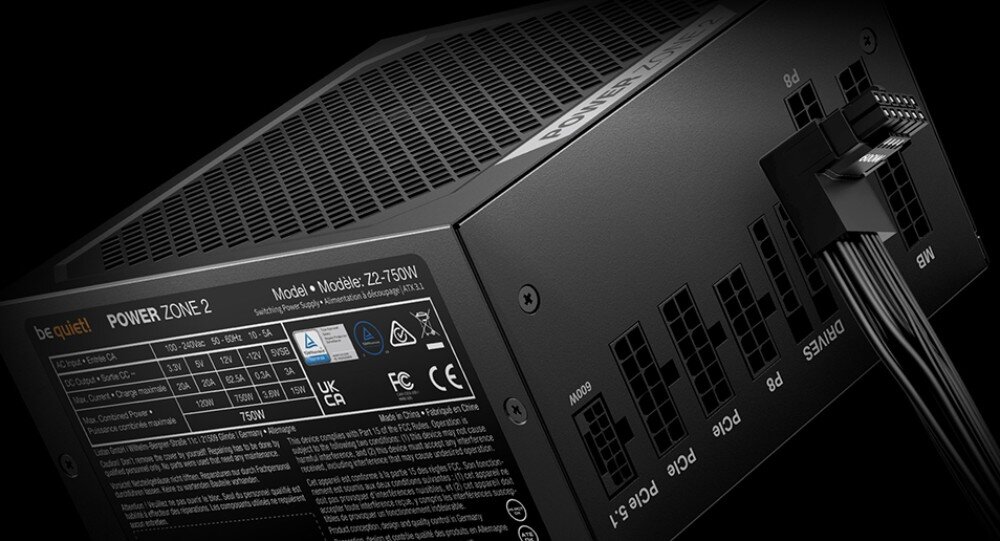 Zasilacz BE QUIET! Power Zone 2 widok na tył i bok zasilacza z tabliczką znamionową zawierającą dane techniczne oraz podłączonymi dwoma czarnymi kablami ze złączami kątowymi przy panelu modularnym