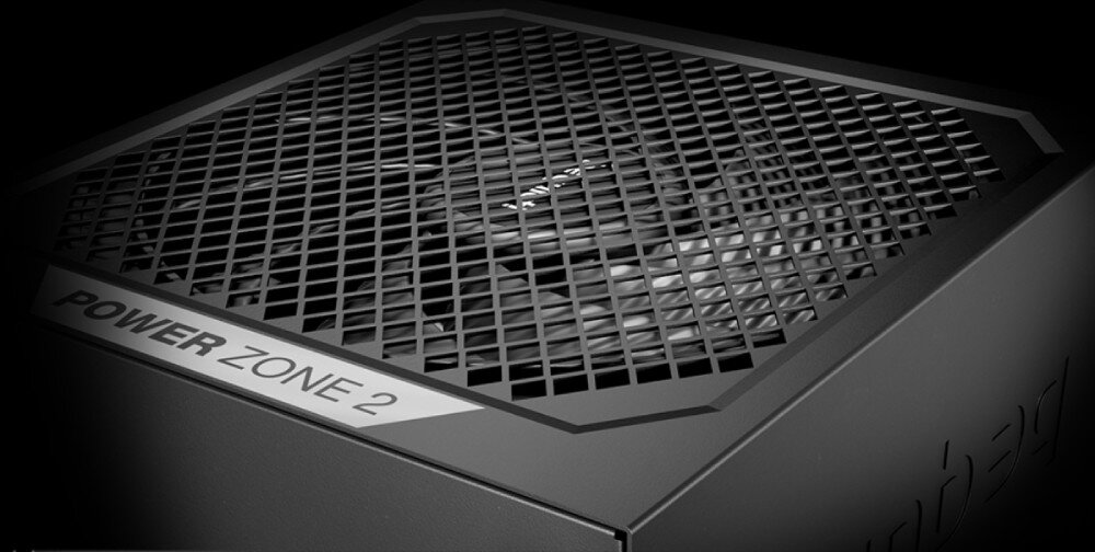 Zasilacz BE QUIET! Power Zone 2 zbliżenie na górną część czarnej obudowy zasilacza z charakterystyczną metalową siatką o małych, kwadratowych oczkach i widocznym białym napisem na boku