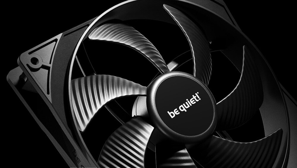 Zasilacz BE QUIET! Power Zone 2 zbliżenie na czarny wentylator z siedmioma łopatkami posiadającymi charakterystyczne wyżłobienia oraz centralnie umieszczone białe logo producenta
