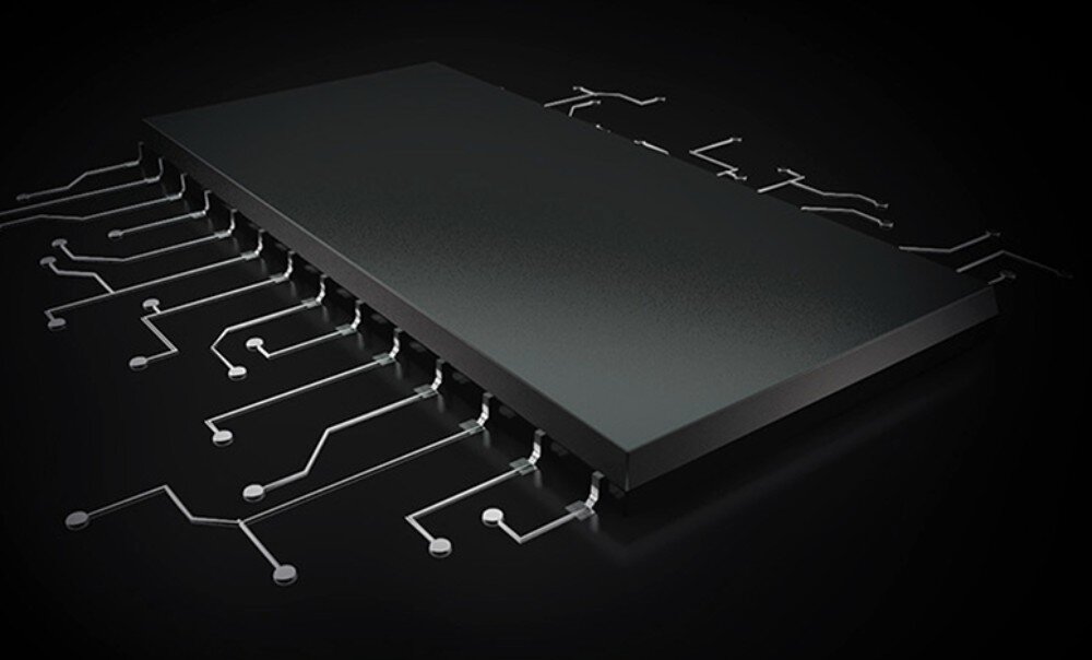 Zasilacz BE QUIET! Power Zone 2 artystyczna wizualizacja płaskiego, czarnego podzespołu elektronicznego umieszczonego na ciemnym tle, z którego wychodzą jasne, geometryczne ścieżki sygnałowe