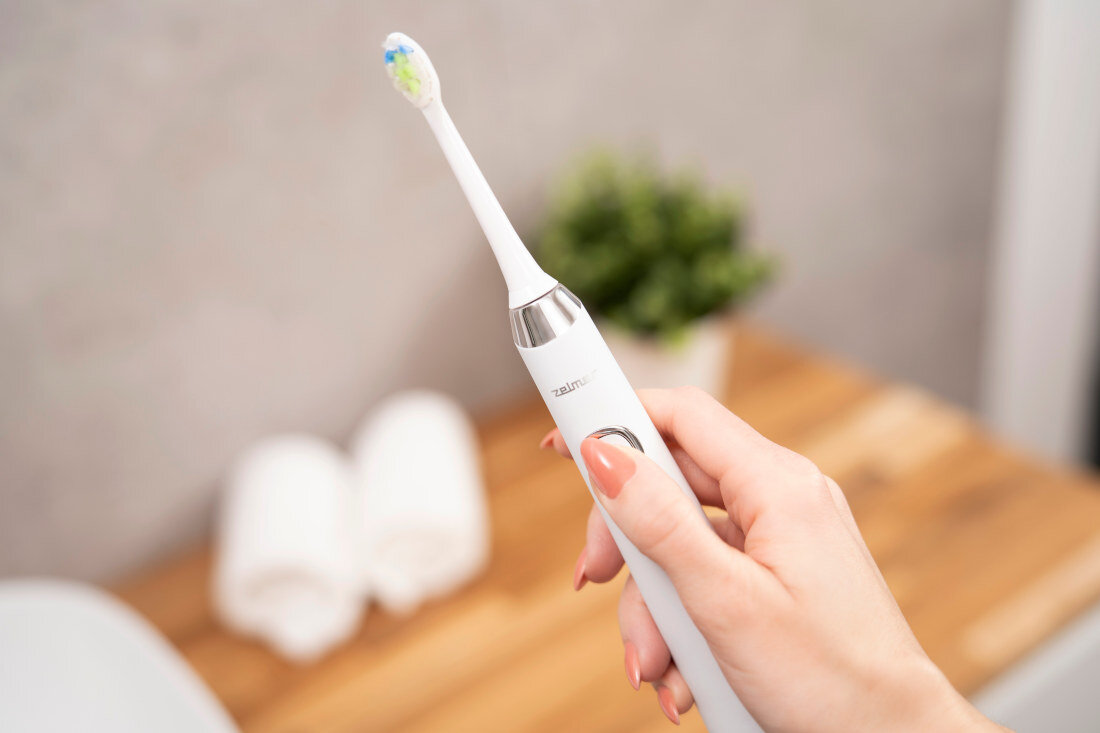 Szczoteczka soniczna ZELMER ZTB8010W Biały Technologia soniczna zadba o Twój uśmiech magnetycznemu mechanizmowi zawieszenia silnika Usuwa zanieczyszczenia 