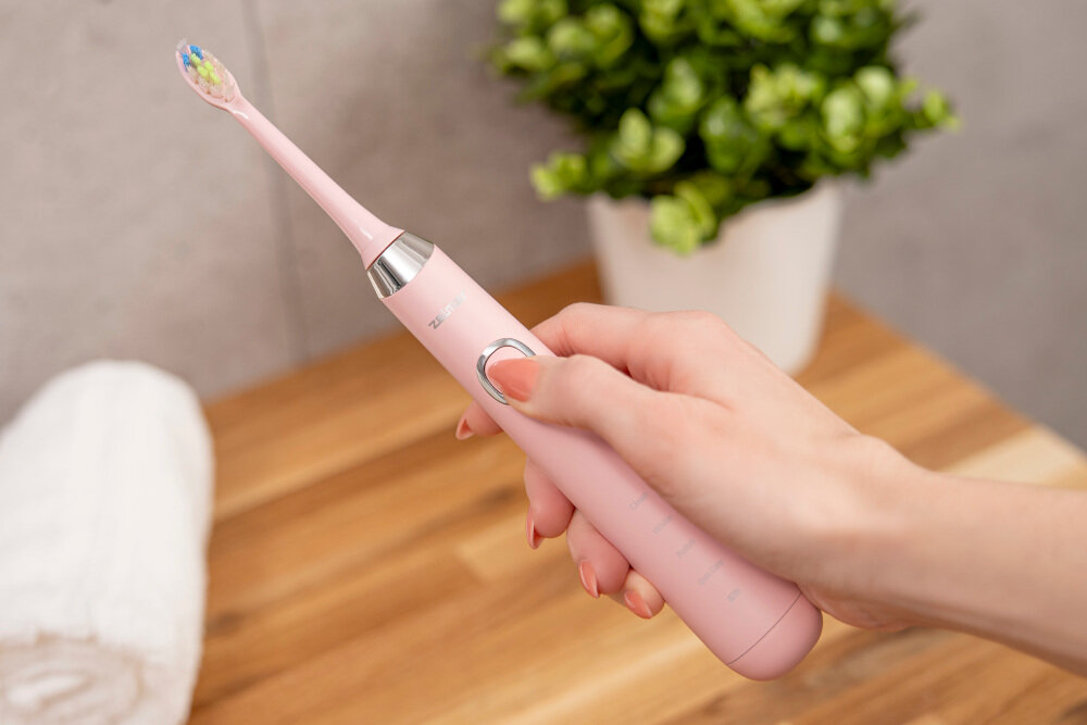 Szczoteczka soniczna ZELMER ZTB8010P Różowy Technologia soniczna zadba o Twój uśmiech magnetycznemu mechanizmowi zawieszenia silnika Usuwa zanieczyszczenia 