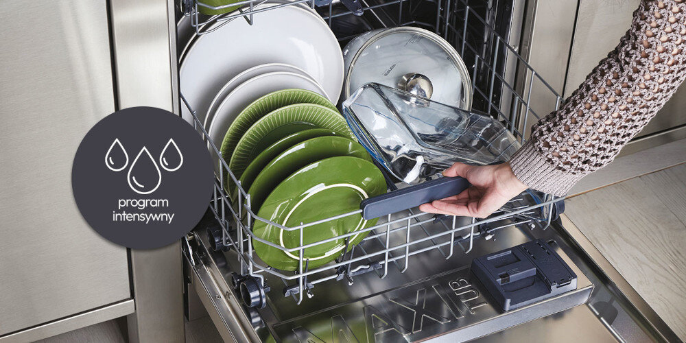 ZMYWARKA CANDY RAPIDO CNF 4A4S3PSX zdjęcie lifestyle kuchnia wizualizacja ręka dłoń szuflada naczynia szkło wysuwanie talerze grafika talerze naczynia białe sztućce widelec skuteczna dezynfekcja wysoka temperatura 75 stopni eliminuje aż 99% zarazków