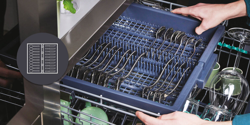 ZMYWARKA CANDY RAPIDO CNF 4A4S3PSX zdjęcie lifestyle kuchnia wizualizacja szuflada górna ikona grafika dłonie niebieska Trzecia szuflada na sztućce akcesoria kuchenne więcej miejsca dodatkowa przestrzeń