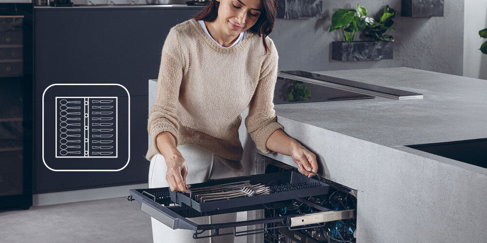 ZMYWARKA HAIER I-PRO SHINE XF 4A4M4PX AI SMART zdjęcie lifestyle kobieta szuflada sztućce Wzorowa czystość sztućców