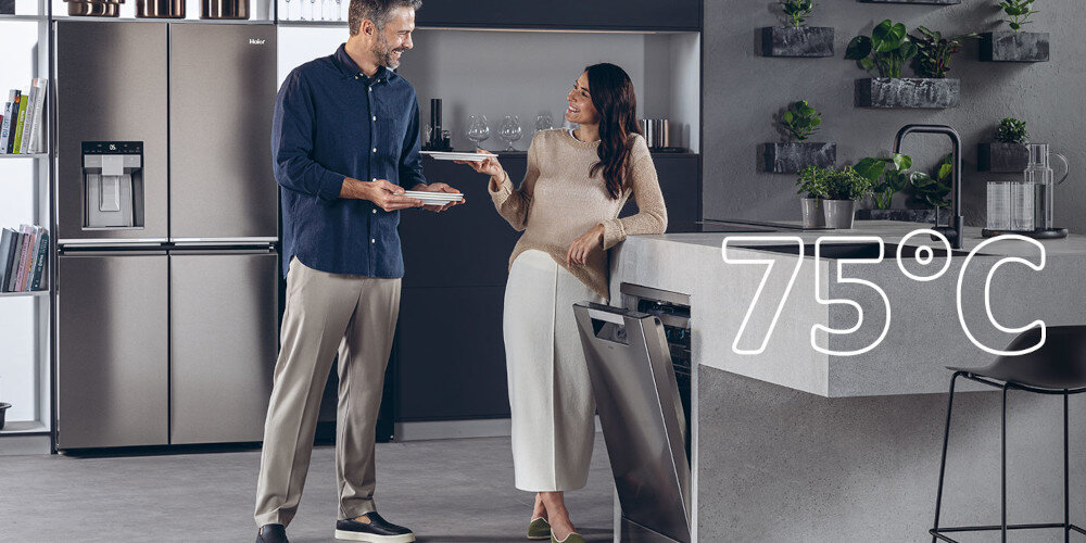 ZMYWARKA HAIER I-PRO SHINE XF 4A4M4PX AI SMART zdjęcie lifestyle kobieta mężczyzna kuchnia ikona grafika otwarta kosz naczynia Program Intensywny 75°C wysoka temperatura akcesoria dziecięce butelki