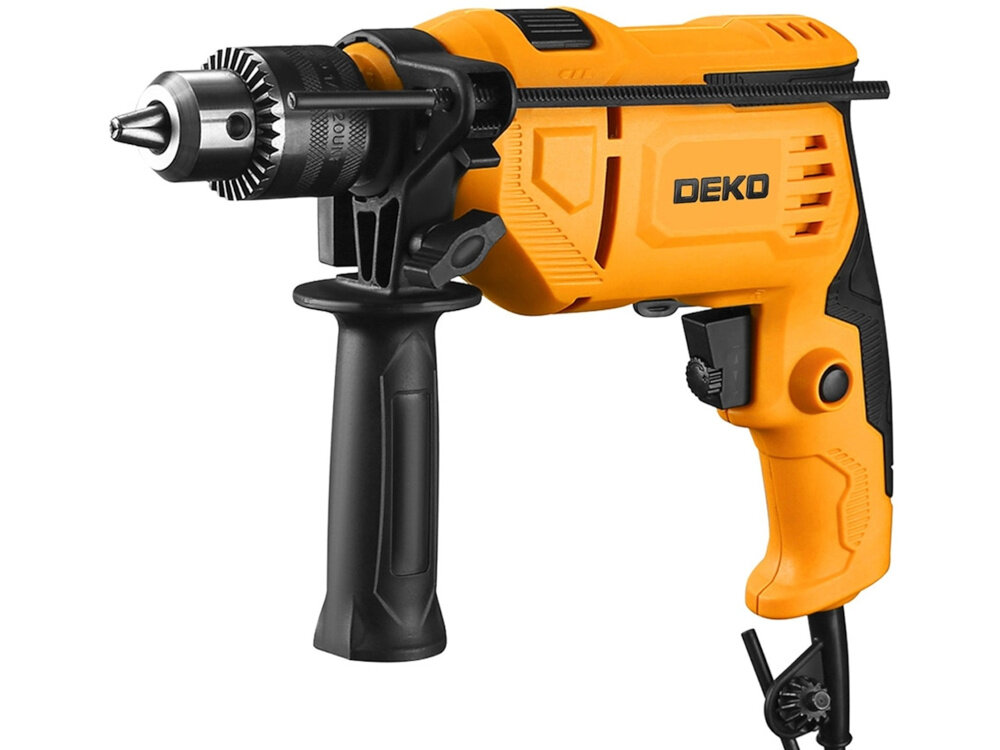 Wiertarka udarowa DEKO DKID13Y65 wiertarka na białym tle widoczna od przodu pod skosem silnik elektryczny o mocy 650 W wykonywania otworów w drewnie metalu ceramice tworzywach sztucznych funkcja udaru wiercenie w betonie duża elastyczność szybkie i skuteczne działania