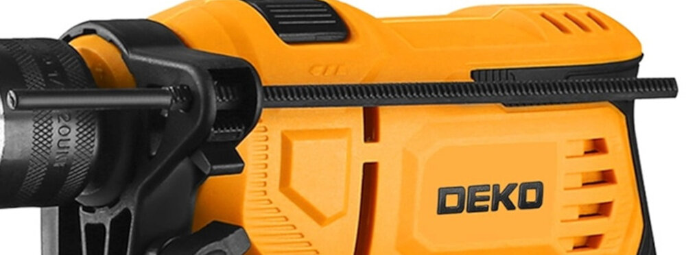 Wiertarka udarowa DEKO DKID13Y65 wiertarka zbliżenie na ogranicznik głębokości wiercenia ogranicznik głębokości wiercenia powtarzalne rezultaty unika przypadkowego wiercenia zbyt głęboko dokładne wykonywanie otworów skraca czas korekt ułatwia realizację projektów zgodnie z założeniami 2-metrowy przewód swobodne manewrowanie