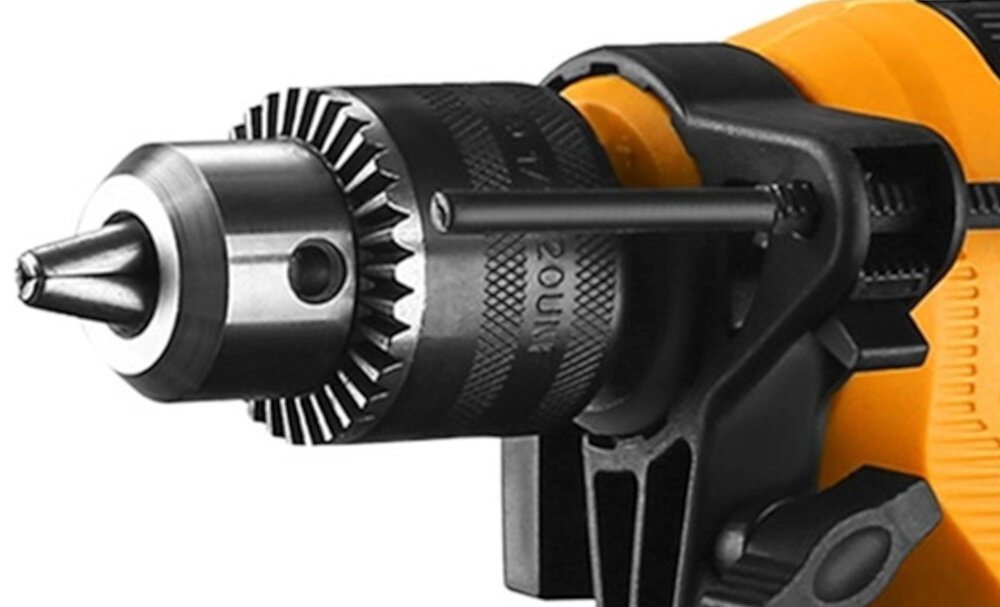 Wiertarka udarowa DEKO DKID13Y65 zbliżenie na uchwyt wiertarski uchwyt wiertarski kluczykowy o średnicy 13 mm pewne mocowanie narzędzi wiercenie jest stabilne wiertło nie ślizga się w uchwycie kontrola nad pracą wiercenie w drewnie z maksymalną średnicą do 25 mm w stali do 10 mm