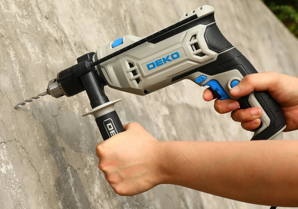 Wiertarka udarowa DEKO DKID13XP90 betonowa ściana osoba wierci otwór w ścianie budowa wszechstronne wiercenie regulowana prędkość wygoda