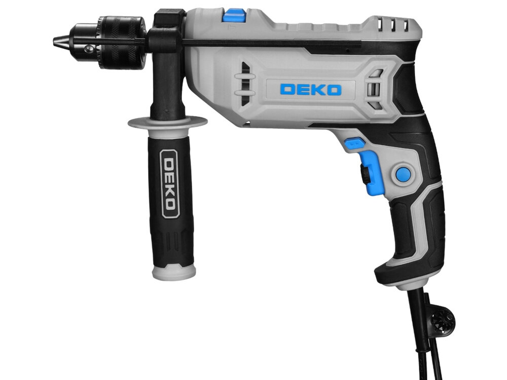 Wiertarka udarowa DEKO DKID13XP90 wiertarka na białym tle widoczna z boku silnik elektryczny o mocy 900 W wykonywania otworów w drewnie metalu ceramice tworzywach sztucznych funkcja udaru wiercenie w betonie duża elastyczność szybkie i skuteczne działania