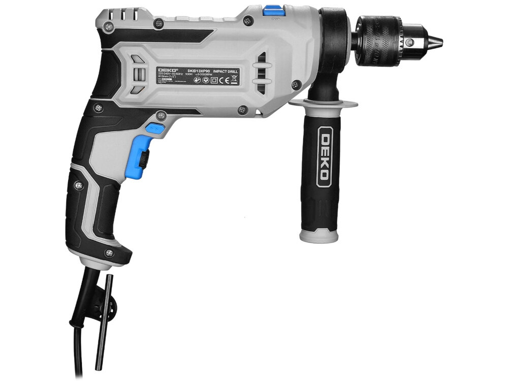 Wiertarka udarowa DEKO DKID13XP90 Wiertarka DEKO DKID13XP90 wiertarka na białym tle widoczna z boku skosem ergonomiczny uchwyt materiał antypoślizgowy stabilność prowadzenia urządzenia dodatkowa rękojeść precyzja i bezpieczeństwo waga około 2,13 kg