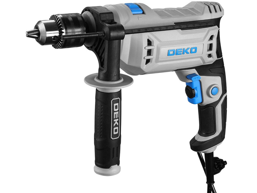 Wiertarka udarowa DEKO DKID13XP90 wiertarka na białym tle widoczna od przodu pod skosem ogranicznik głębokości wiercenia powtarzalne rezultaty unika przypadkowego wiercenia zbyt głęboko dokładne wykonywanie otworów skraca czas korekt ułatwia realizację projektów zgodnie z założeniami 2-metrowy przewód swobodne manewrowanie