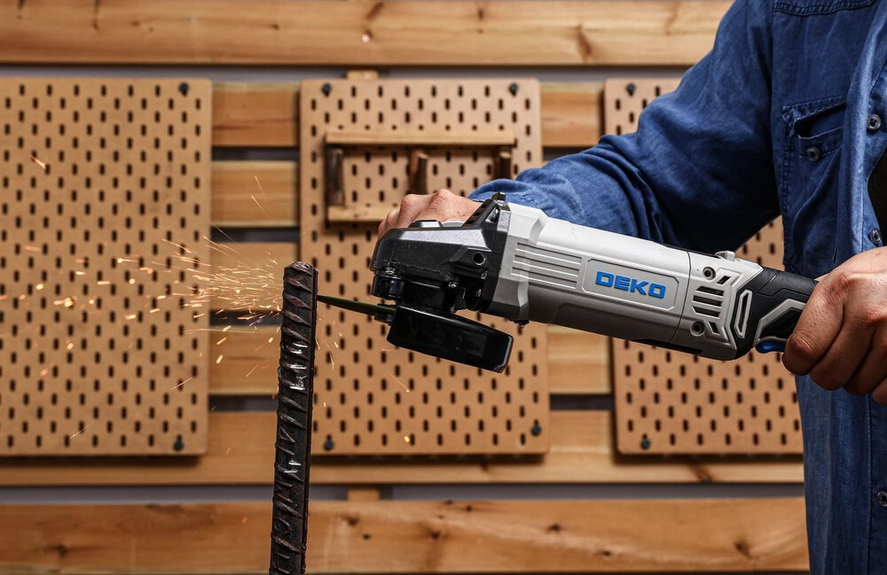 Szlifierka kątowa DEKO DKAG125XP110S osoba używa szlifierki tnie metalową rurkę precyzyjna obróbka do cięcia i szlifowania dopasowana do potrzeb wysoka moc