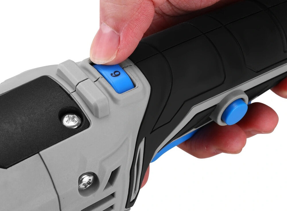 Szlifierka kątowa DEKO DKAG125XP110S osoba trzyma szlifierkę w dłoni palec na pokrętle zbliżenie na pokrętło do regulacji prędkości silnik szczotkowy o mocy 1100 W 6-stopniowa regulacja prędkości w zakresie od 3000 do 12000 obr./min