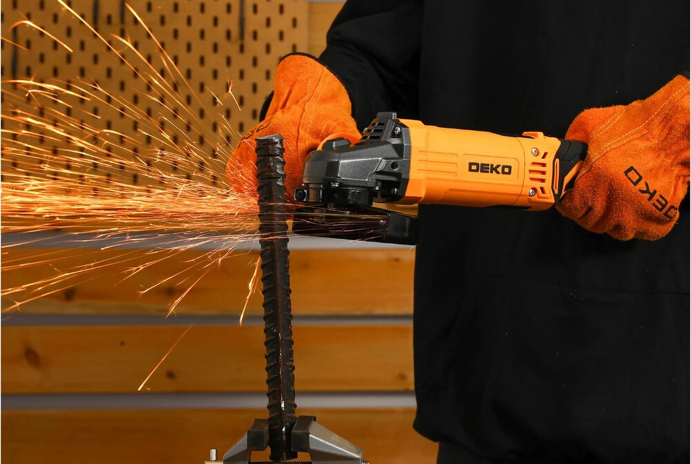 Szlifierka kątowa DEKO DKAG125XL110S osoba używa szlifierki tnie metalową rurkę precyzyjna obróbka do cięcia i szlifowania dopasowana do potrzeb wysoka moc