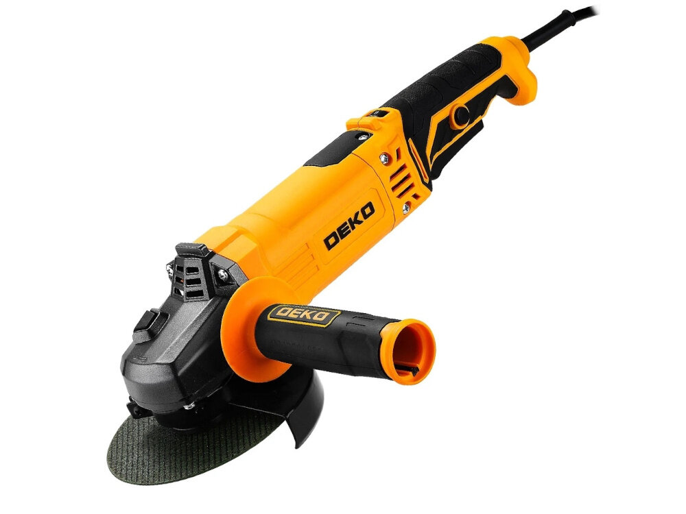 Szlifierka kątowa DEKO DKAG125XL110S szlifierka z uchwytem bocznym na białym tle widoczna od przodu pod skosem uchwyt boczny z możliwością montażu po lewej lub prawej stronie dla osób  prawo- i leworęcznych stabilność