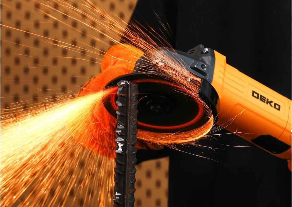 Szlifierka kątowa DEKO DKAG125XL110S osoba używa szlifierki szlifuje metalową rurkę iskry spod tarczy osłona tarczy bezpieczeństwo pracy klasy ochrony II współpracuje z tarczami o średnicy 125 mm można nią szlifować beton drewno tworzywa sztuczne tnie glazurę gres i inne materiały ceramiczne