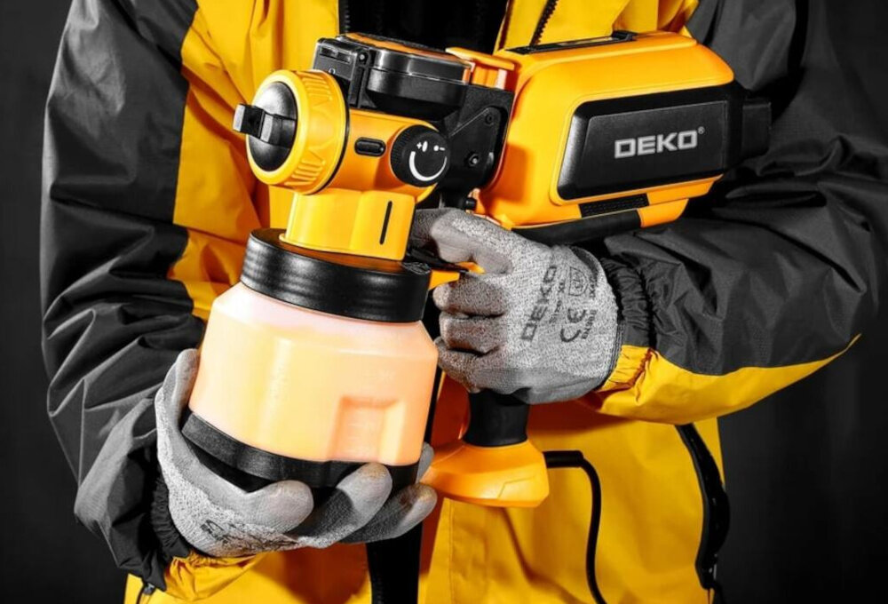 Pistolet natryskowy DEKO DKSG60K2 1200 ml osoba trzyma pistolet w dłoni odłączony pojemnik na farbę moc 600 W prędkość obrotowa do 38000 obr./min silnik z uzwojeniem miedzianym wysoka sprawność energetyczna długa żywotność mniejsza produkcja ciepła mniejsze ryzyko przegrzania silnik pracuje stabilnie mniejsze gabaryty wyższa efektywność konstrukcji