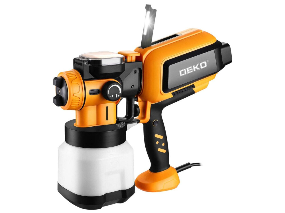 Pistolet natryskowy DEKO DKSG60K2 1200 ml pistolet na białym tle w obudowie lampa możliwość odłączenia części pistoletowej ułatwia czyszczenie zintegrowany schowek na akcesoria komplet niezbędnych akcesoriów lejek iglice i dysze wbudowana lampa LED o jasności 230–250 lm oświetlenie malowanej powierzchni