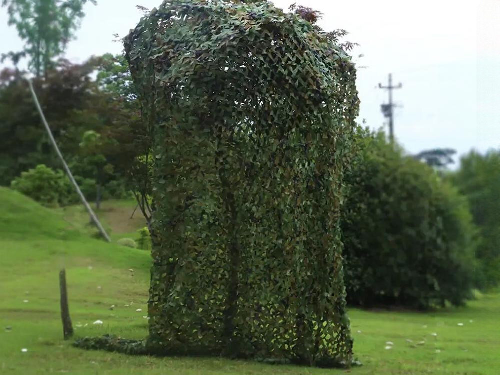 Siatka maskująca BLACK FOREST EX.24626 3 x 4 m, maskowanie, moro, ogród, osłona, Siatka maskująca kamuflażowa rozpięta między drzewami w lesie, kamuflaż z naturą.