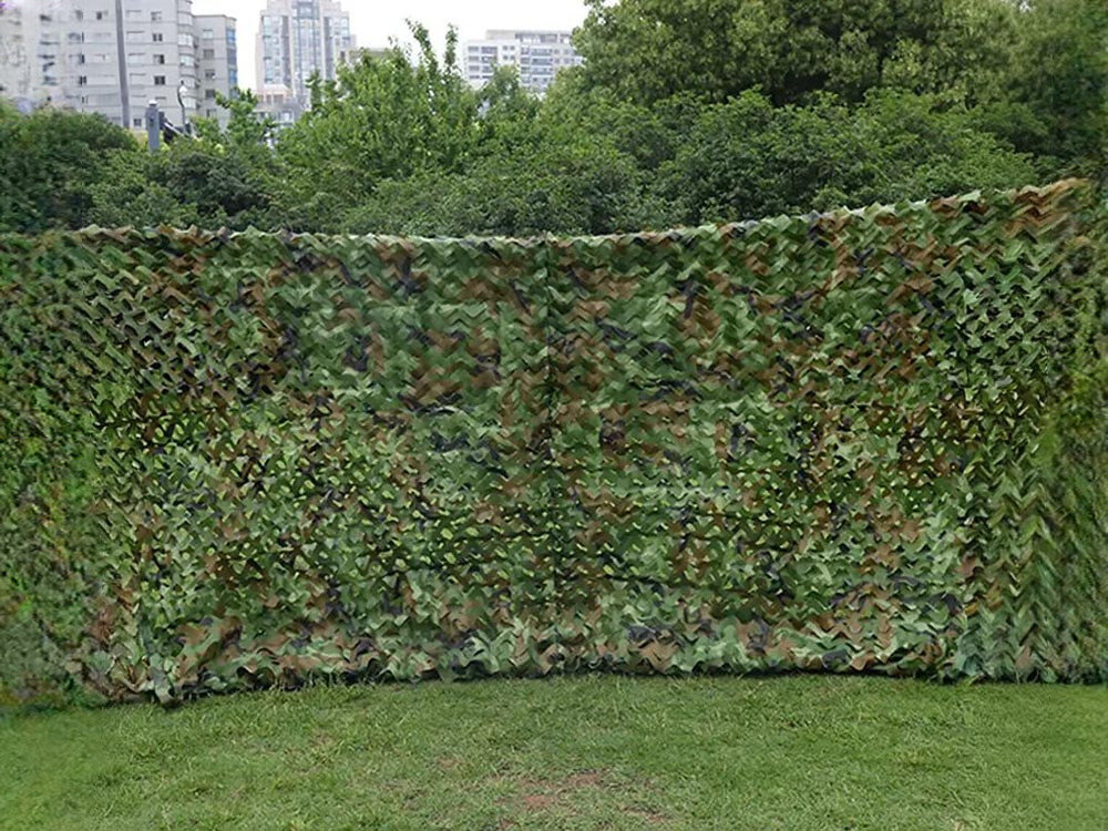 Siatka maskująca BLACK FOREST EX.24626 3 x 4 m, moro, kamuflaż, dyskrecja, dekoracja, Siatka maskująca dwustronna rozpięta na trawie przed blokiem, kamuflaż miejski.