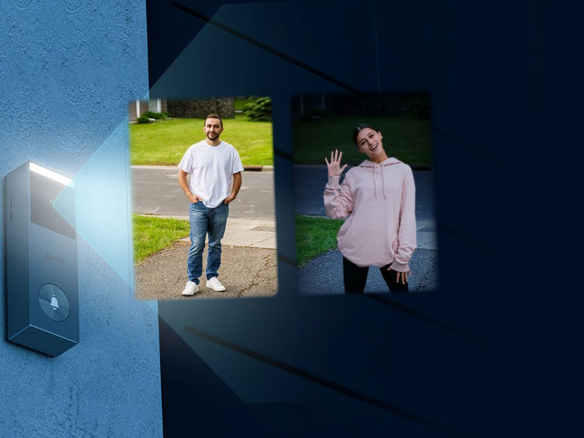 Wideodomofon EZVIZ CS-HP3 Pro Wi-Fi, obraz, 2K, kolory, noc, Dzwonek EZVIZ HP3 Pro oświetla sylwetki osoby dorosłej i dziecka na ciemnym tle