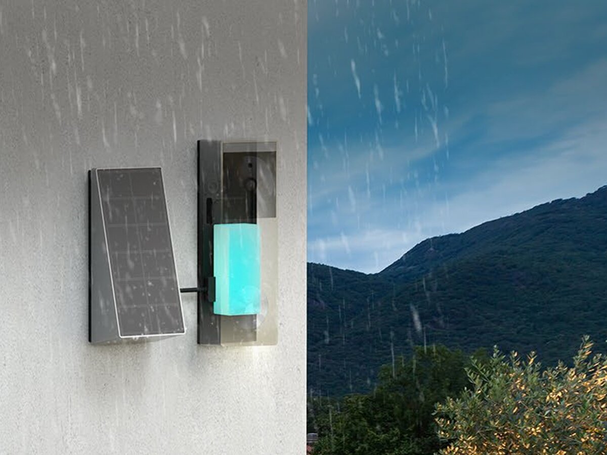 Wideodomofon EZVIZ CS-HP3 Pro Wi-Fi, szybki, montaż, odporność, pogoda, Panel słoneczny i dzwonek EZVIZ HP3 Pro na ścianie domu, montaż na tle deszczu i gór