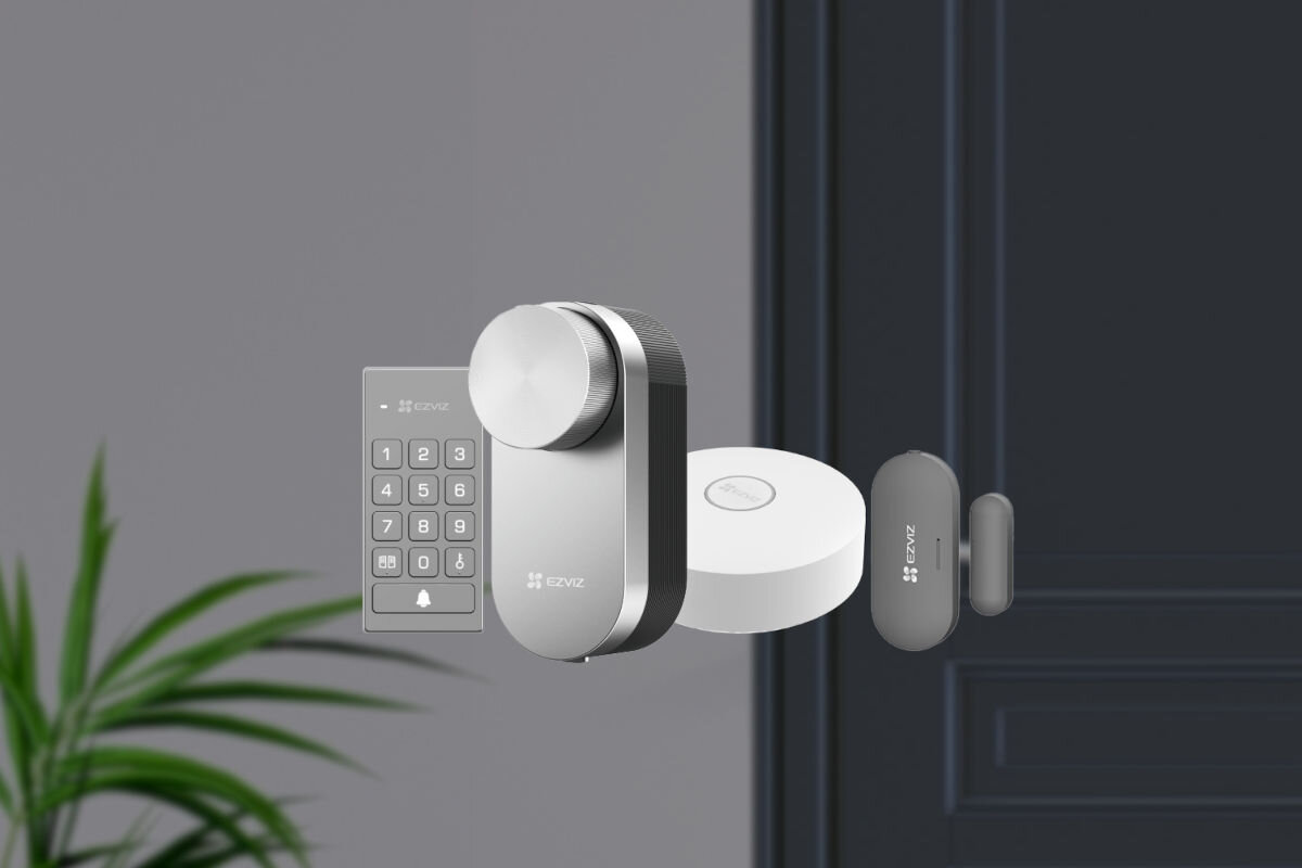 Zamek szyfrowy EZVIZ DL01 PRO+DL01CP+A3(KIT), drzwi, bezpieczeństwo, ochrona, kontrola, komplet zamka EZVIZ na szarym tle i drzwi do domu