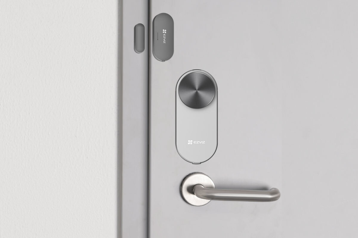Zamek szyfrowy EZVIZ DL01 PRO+DL01CP+A3(KIT), klucze, sterowanie, aplikacja, zdalne, drzwi wejściowe i zainstalowany do nich zamek EZVIZ