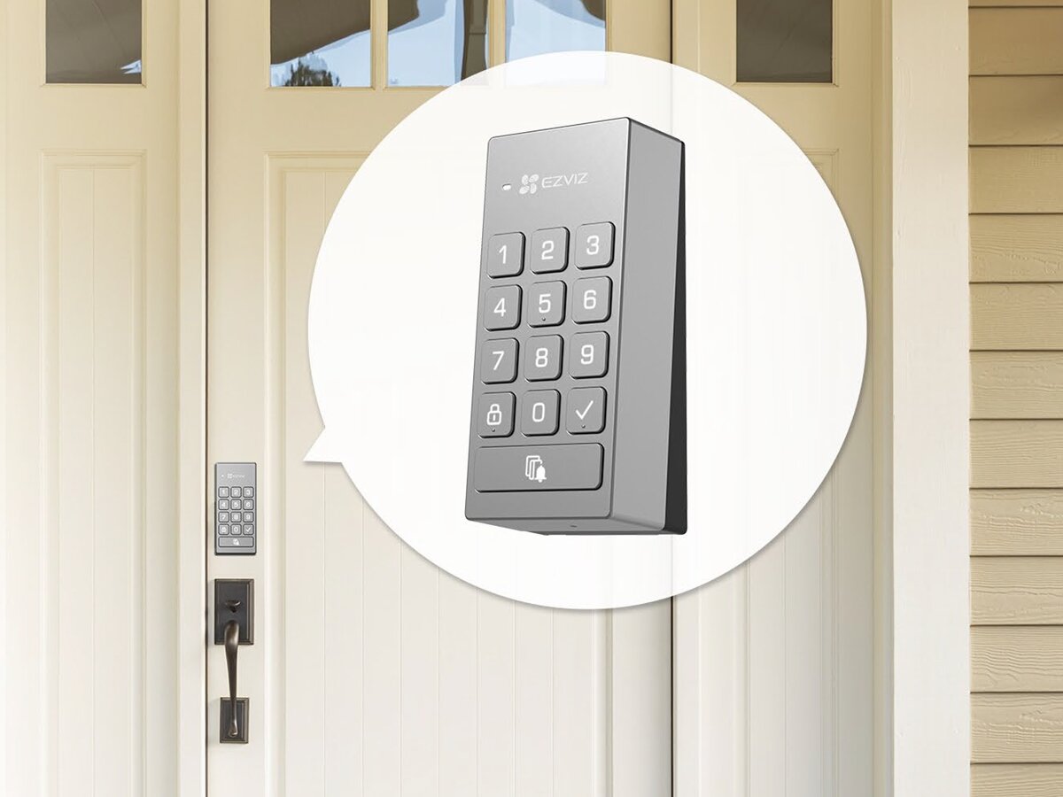 Zamek szyfrowy EZVIZ DL01 PRO+DL01CP+A3(KIT), zamek, szyfrowy, poziom, aplikacja, zamek zamontowany do drzwi zewnętrznych z chmurką i zbliżenie w tej chmurce na klawiturę zamka