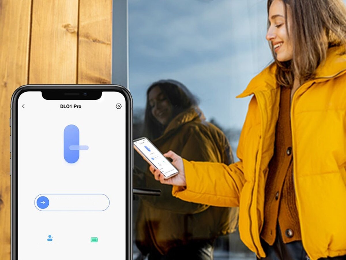 Zamek szyfrowy EZVIZ DL01 PRO+DL01CP+A3(KIT), telefon, klucz,  zdalne, aplikacja, kobieta trzyma telefon z włączoną aplikacją EZVIZ przy drzwiach wejściowych