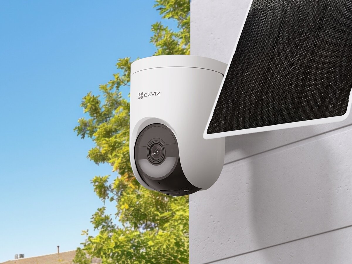 Kamera EZVIZ HB8 Zewnętrzna, Wi-Fi, Kamera obrotowa + Panel solarny, pełny, monitoring, 360, energia, Kamera EZVIZ montowana na ścianie, widok z bliska, z panelem słonecznym w rogu.