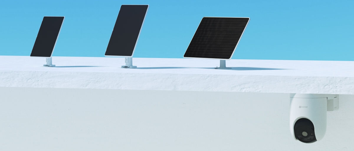 Kamera EZVIZ HB8 Zewnętrzna, Wi-Fi, Kamera obrotowa + Panel solarny, oszczędność, ekologia, wygoda, akumulator, Trzy panele słoneczne na białym dachu, kamera EZVIZ zamontowana pod spodem.