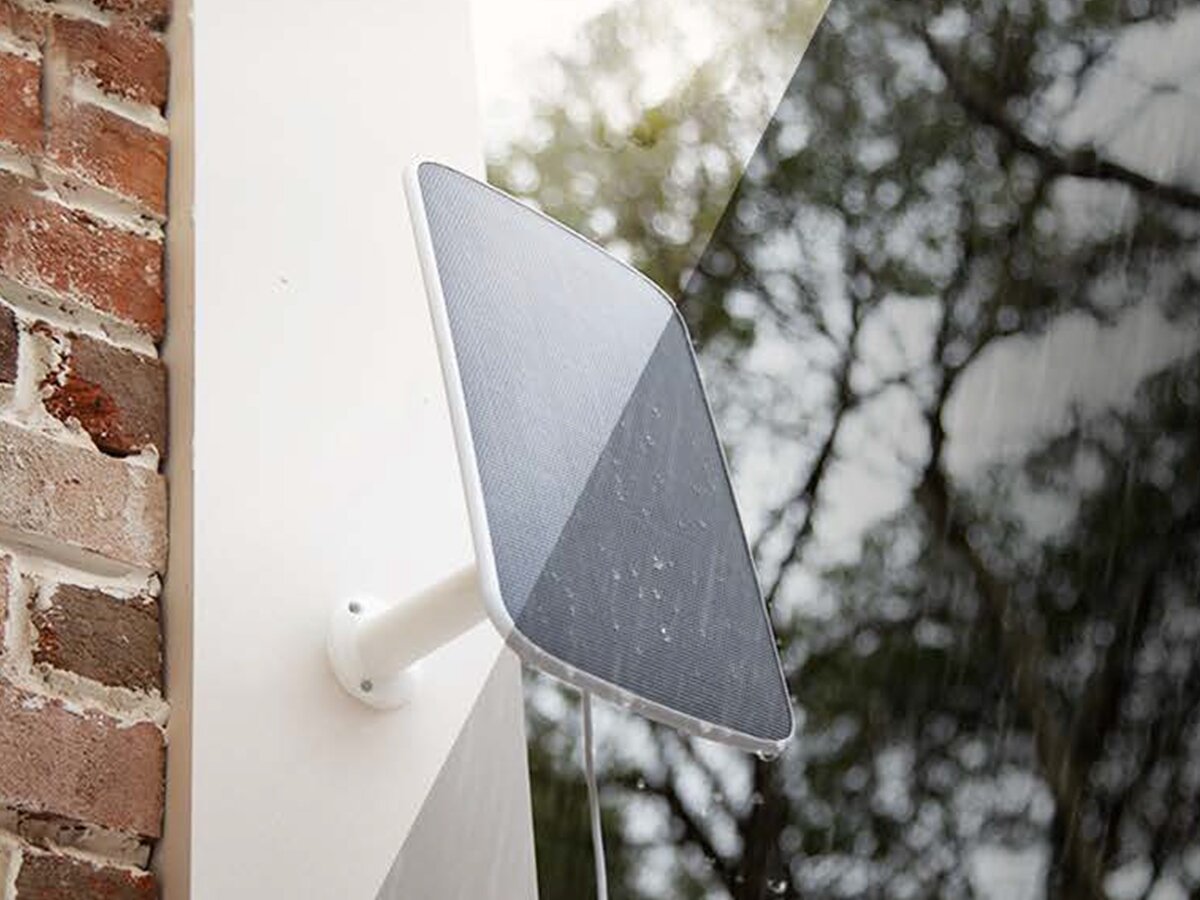 Kamera EZVIZ EB3 Zewnętrzna, 4G LTE + Panel solarny, stabilność, trwałość, mocowanie, stal, Panel słoneczny EZVIZ na ścianie domu, widoczny deszcz, krople na powierzchni panelu