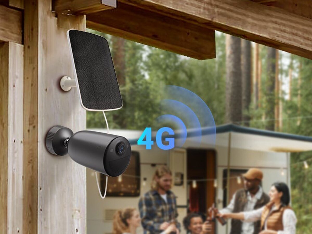 Kamera EZVIZ EB3 Zewnętrzna, 4G LTE + Panel solarny, karta SIM, podgląd, powiadomienia, mobilność, Kamera na ścianie domku, panel słoneczny i sygnał sieci 4G, rodzina rozmawia przy kamperze