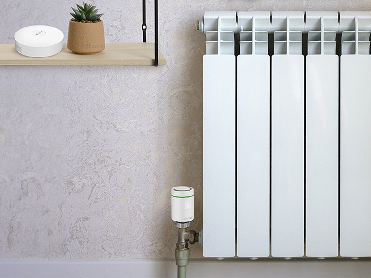 Głowica termostatyczna EZVIZ CS-T55-R100-G, bramka, A3, połączenie, urządzenia, Termostat EZVIZ T55 zamontowany na grzejniku