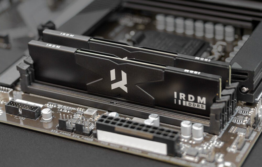 Pamięć RAM GOODRAM IRDM DDR5 Dwa moduły pamięci z czarnymi radiatorami i białymi napisami zamontowane w slotach na płycie głównej, opis