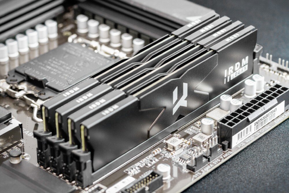 Pamięć RAM GOODRAM IRDM DDR5 Cztery kości pamięci RAM zamontowane obok siebie w bankach pamięci na płycie głównej widoczne pod kątem z góry, zarządzanie zasilaniem, układ PMIC