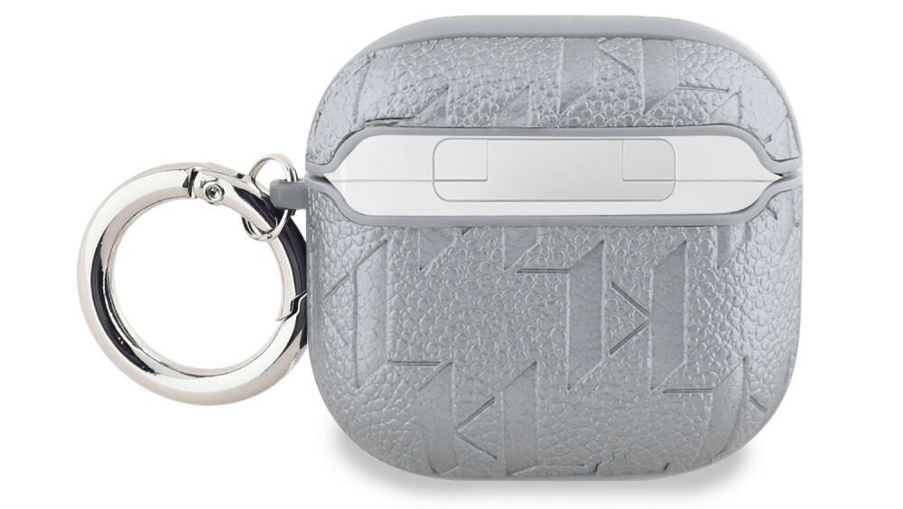 Srebrne etui na słuchawki z teksturą i wzorem monogramu, wyposażone w metalowy karabińczyk.