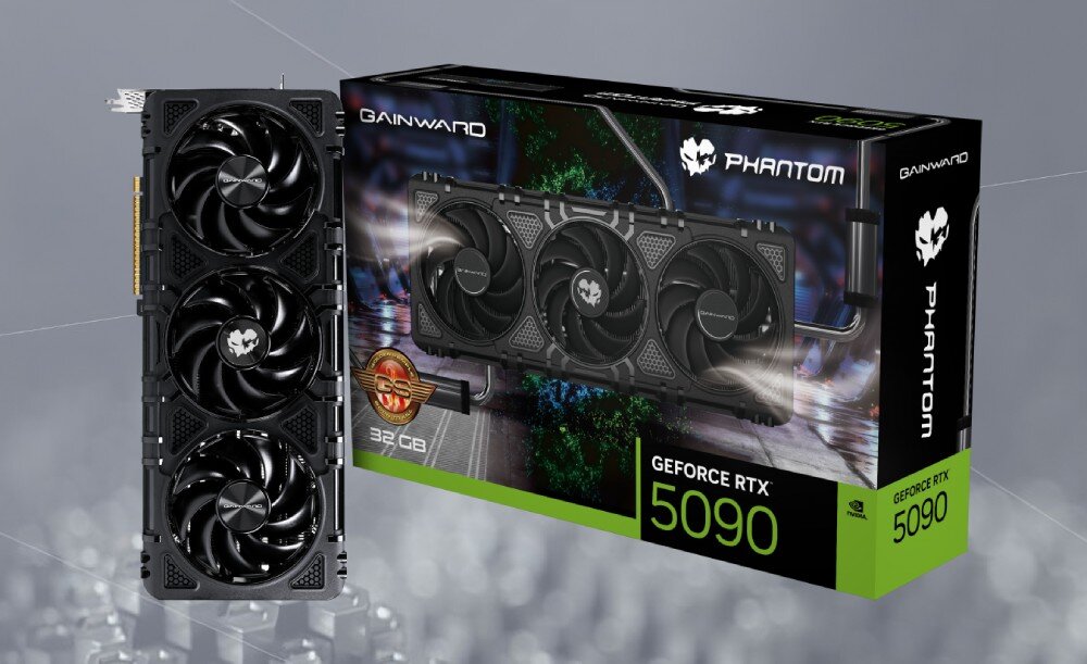 GAINWARD GeForce RTX 5090 Phantom GS 32GB Pionowy widok karty graficznej z trzema dużymi wentylatorami, ustawionej obok kolorowego pudełka z jej grafiką i logo 'Phantom', opis