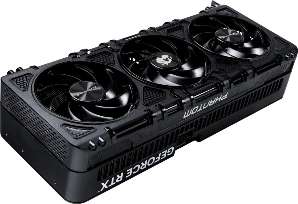 GAINWARD GeForce RTX 5090 Phantom GS 32GB Karta graficzna leżąca poziomo z widocznymi trzema wentylatorami i logo 'Phantom' na boku obudowy, wygląd, cechy, zalety