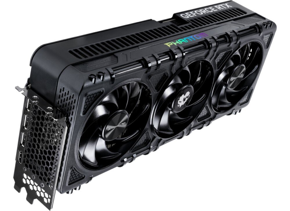GAINWARD GeForce RTX 5090 Phantom GS 32GB Skośny widok karty graficznej z trzema wentylatorami i złączami DisplayPort oraz HDMI, z podświetlonym logo 'Phantom', biblioteki, kompatybilność, architektura