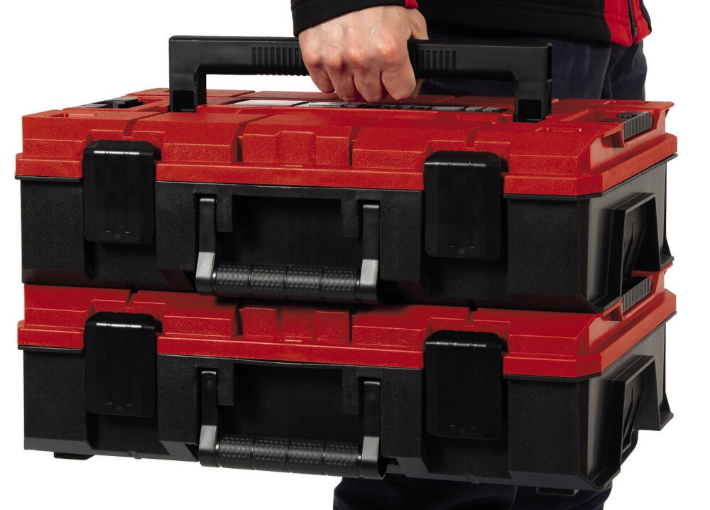 Walizka narzędziowa EINHELL E-Case S-F 4540019 białe tło osoba niesie w dłoni dwie złączone walizki możliwość zastosowania kłódki bryzgoszczelna konstrukcja ochrona przed wilgocią i kurzem bezpieczeństwo minimalizuje ryzyko uszkodzeń i strat materialnych