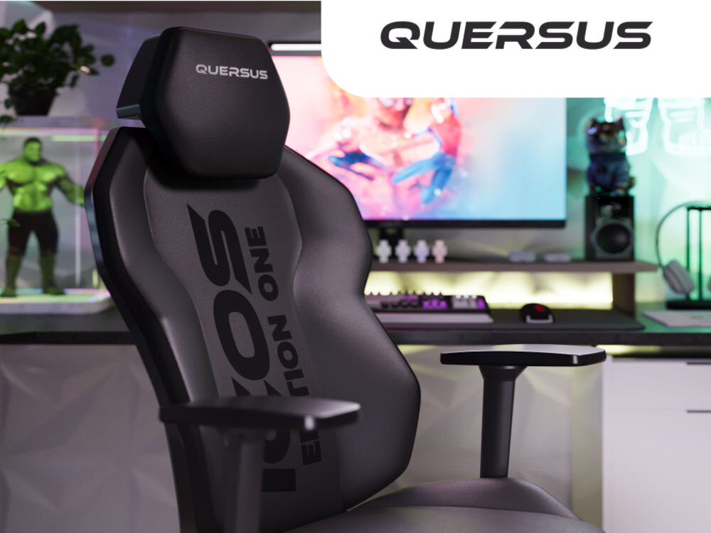 Fotel QUERSUS Icos Edition One - UHL Czarny prezentacja fotela od przodu pod kątem w tle gamingowy pokój napis z marką na białym tle w prawym górnym rogu